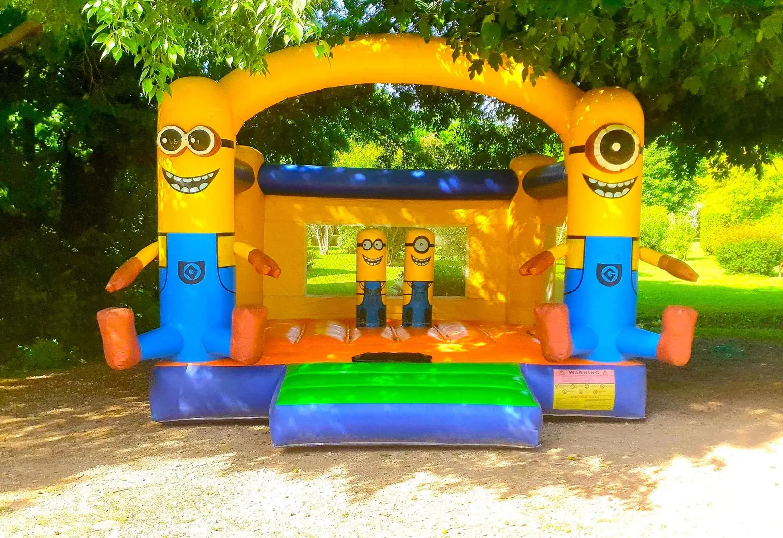 Château gonflable Minions installé