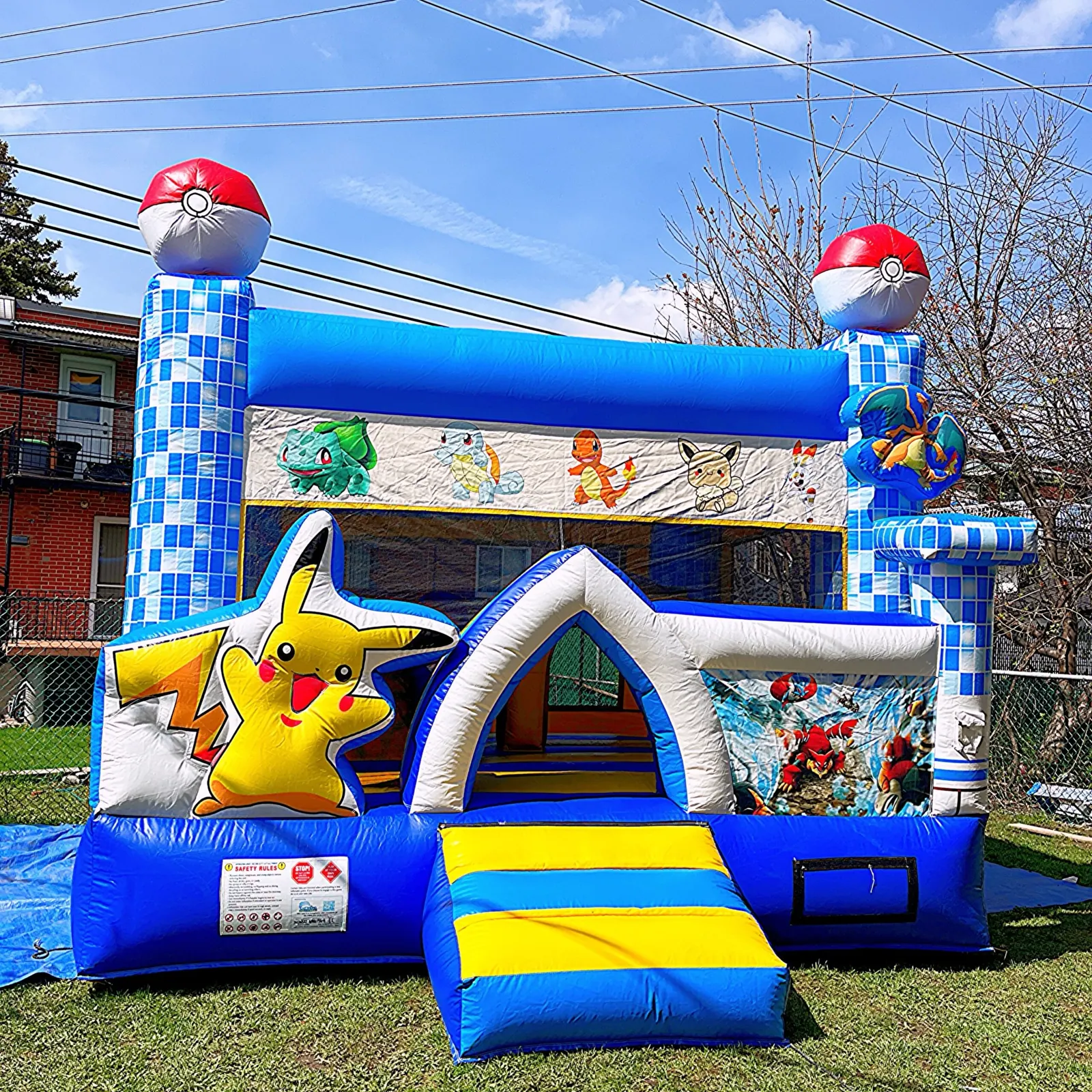 Château gonflable Pokémon installé dans un jardin