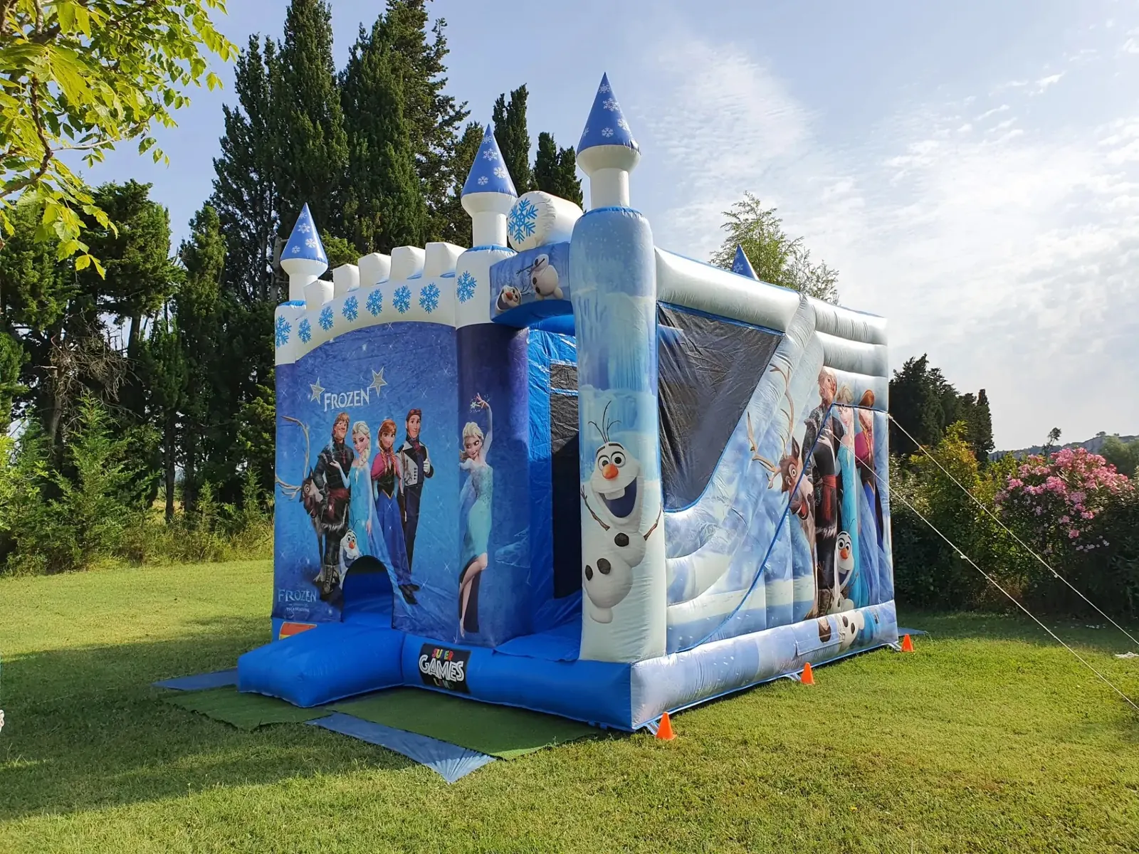 Château gonflable Reine des Neiges installé