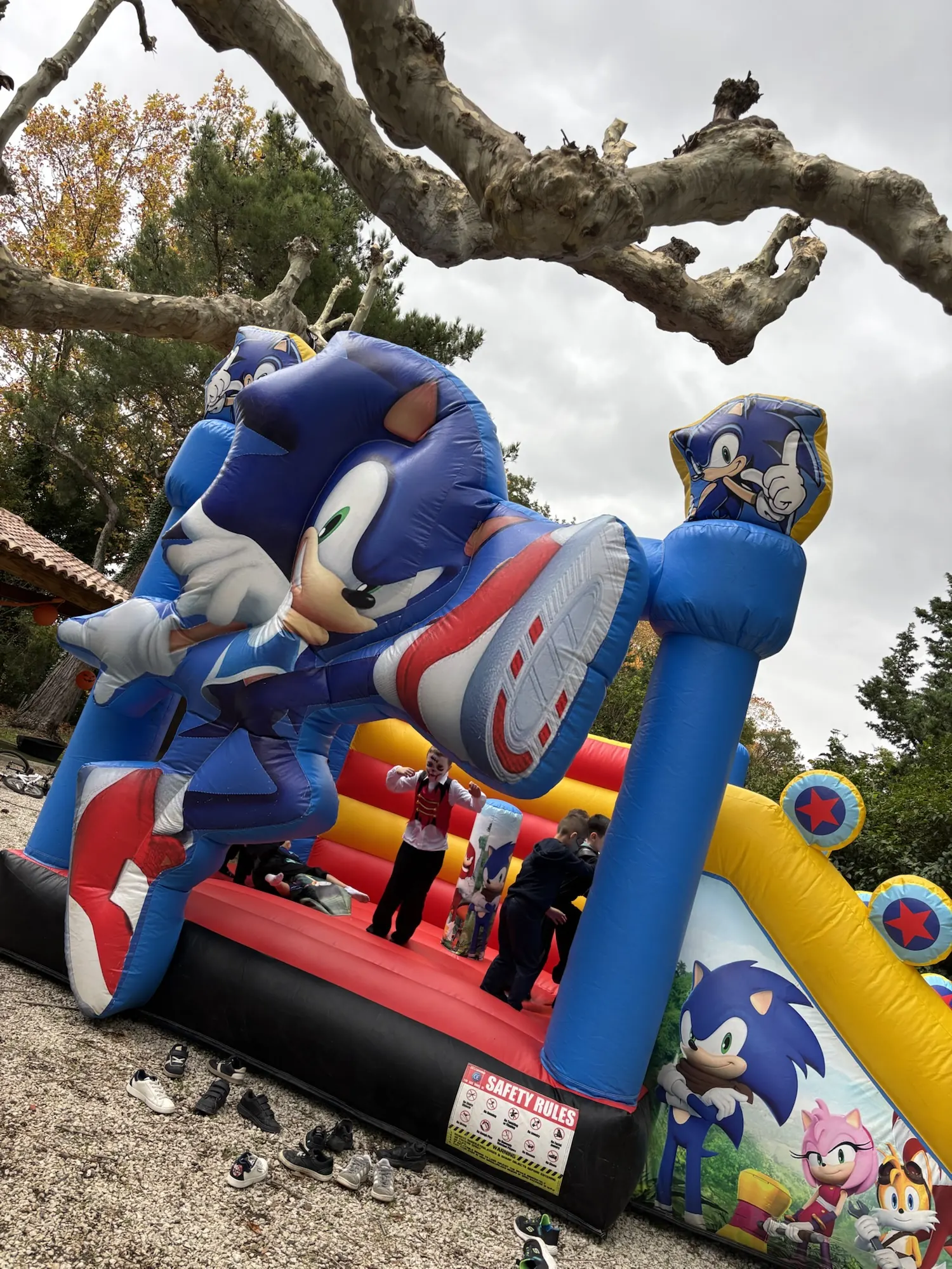 Château gonflable Sonic installé